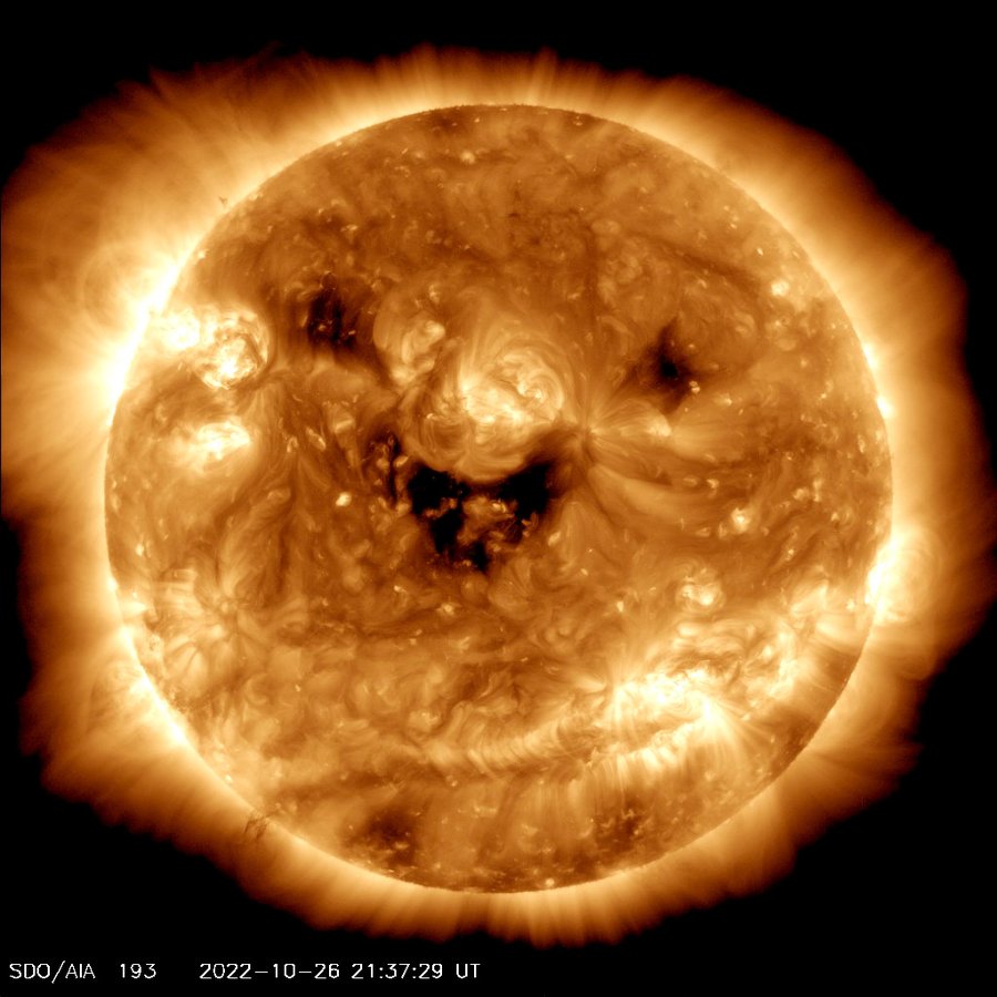 Ảnh “Mặt trời cười” khiến cư dân mạng thích thú (ảnh: NASA)