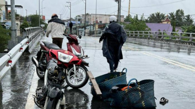 Nhiều người đi xe máy tự ngã ở điểm đen có gắn cảnh báo trên cầu Vĩnh Công - 3