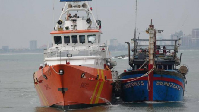 Vượt gió giật cấp 8 cứu 13 ngư dân Bình Định gặp nạn trên biển - 1