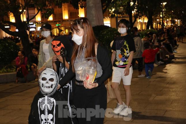 Nhiều phụ huynh cho biết, do lễ hội Halloween năm nay rơi vào ngày thứ hai đầu tuần nên họ tranh thủ đưa con em đi chơi trước 1 ngày vào Chủ nhật