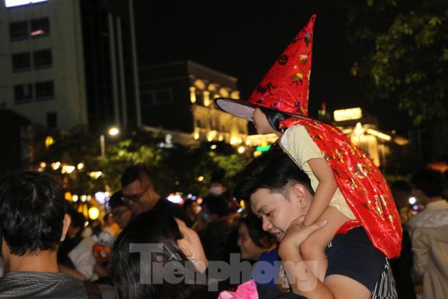 Nhiều phụ huynh đưa con em đi chơi hội hóa trang Halloween ở khu vực phố đi bộ Nguyễn Huệ, quận 1, TPHCM