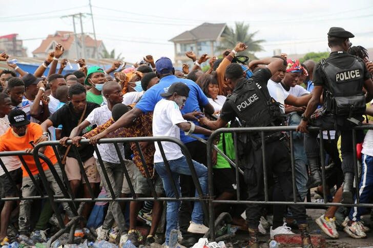 Cảnh tượng chen lấn trước khi sự cố giẫm đạp xảy ra ở sân&nbsp;Martyrs&nbsp;(ảnh: Reuters)