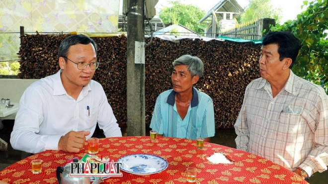 Ông Khuất Việt Hùng (bìa trái), Phó Chủ tịch chuyên trách Ủy ban ATGT Quốc gia thăm hỏi, động viên gia đình anh L. Ảnh: CHÂU ANH