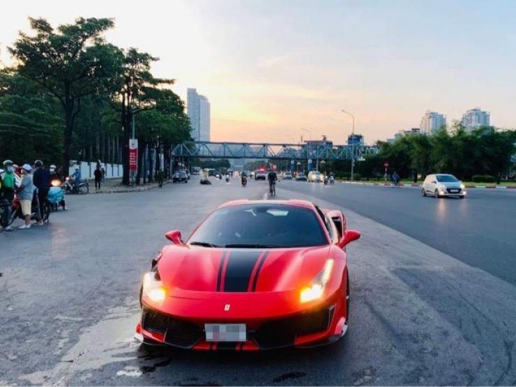 Siêu xe Ferrari va chạm với xe máy, 1 người tử nạn