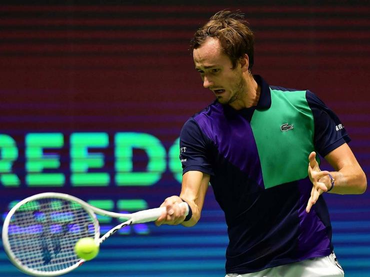 Clip nóng tennis: Medvedev ”biến hình” chạm bóng khiến Thiem ”ngả mũ”