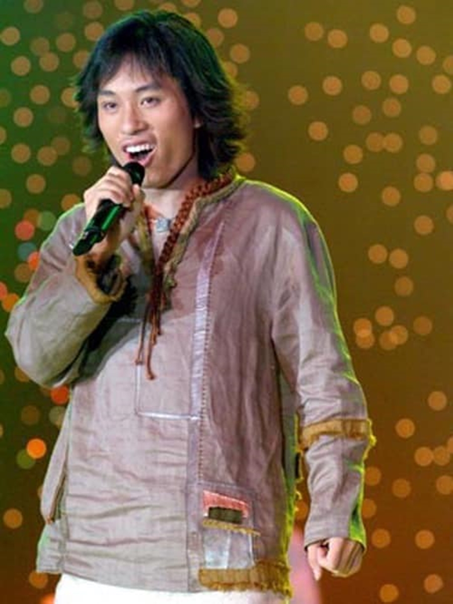 Tùng Dương mặc thiết kế của mẹ (ngoài cùng bên phải) trong những ngày thi Sao Mai Điểm Hẹn 2004