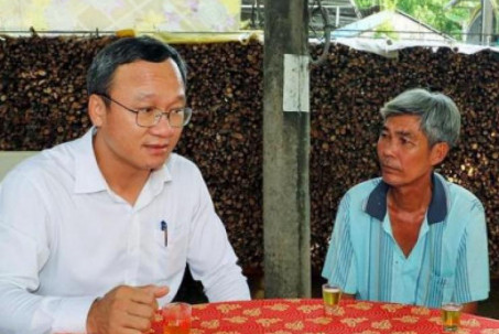 Ông Khuất Việt Hùng thăm gia đình 4 người tử vong trong vụ tai nạn ở Bình Dương