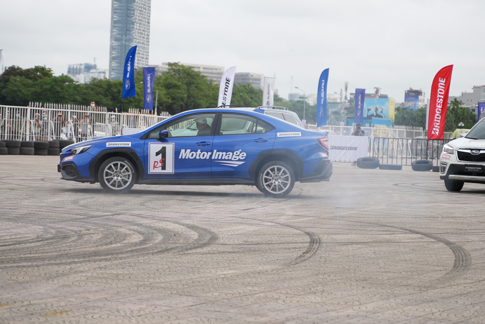 Bridgestone lần đầu tiên đồng hành trình diễn ô tô mạo hiểm Subaru Russ Swift Stunt Show - 2