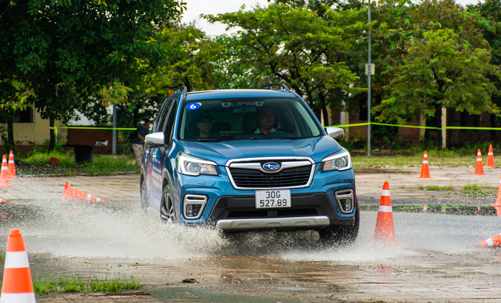 Bridgestone lần đầu tiên đồng hành trình diễn ô tô mạo hiểm Subaru Russ Swift Stunt Show - 3