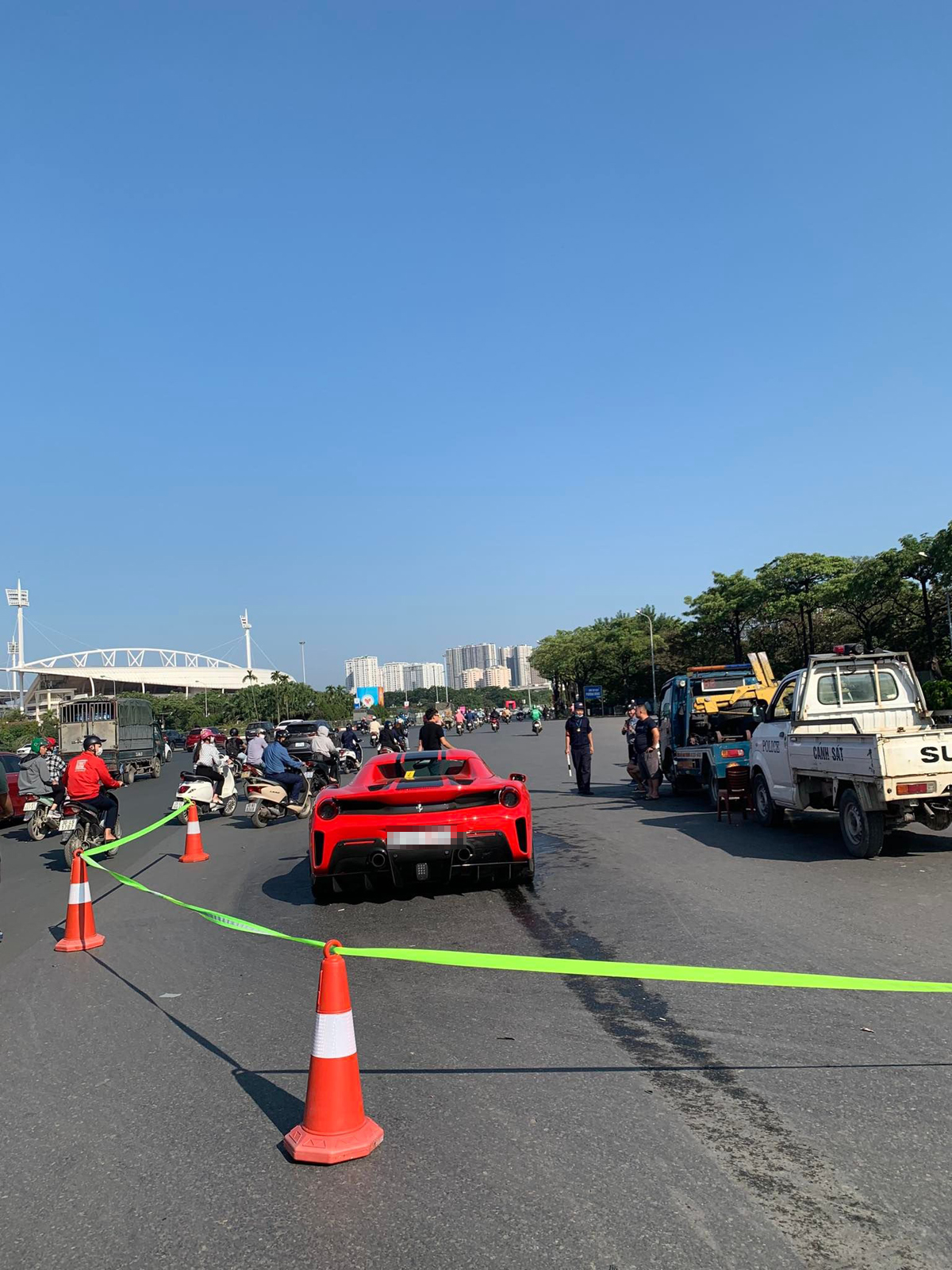 Hiện trường vụ siêu xe Ferrari va chạm với xe máy khiến 1 thiệt mạng - 1