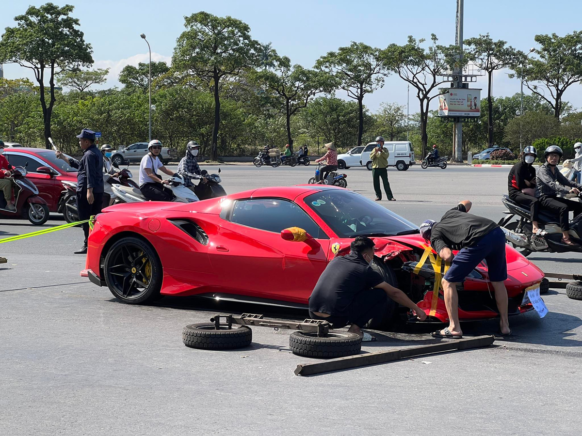 Hiện trường vụ siêu xe Ferrari va chạm với xe máy khiến 1 thiệt mạng - 3