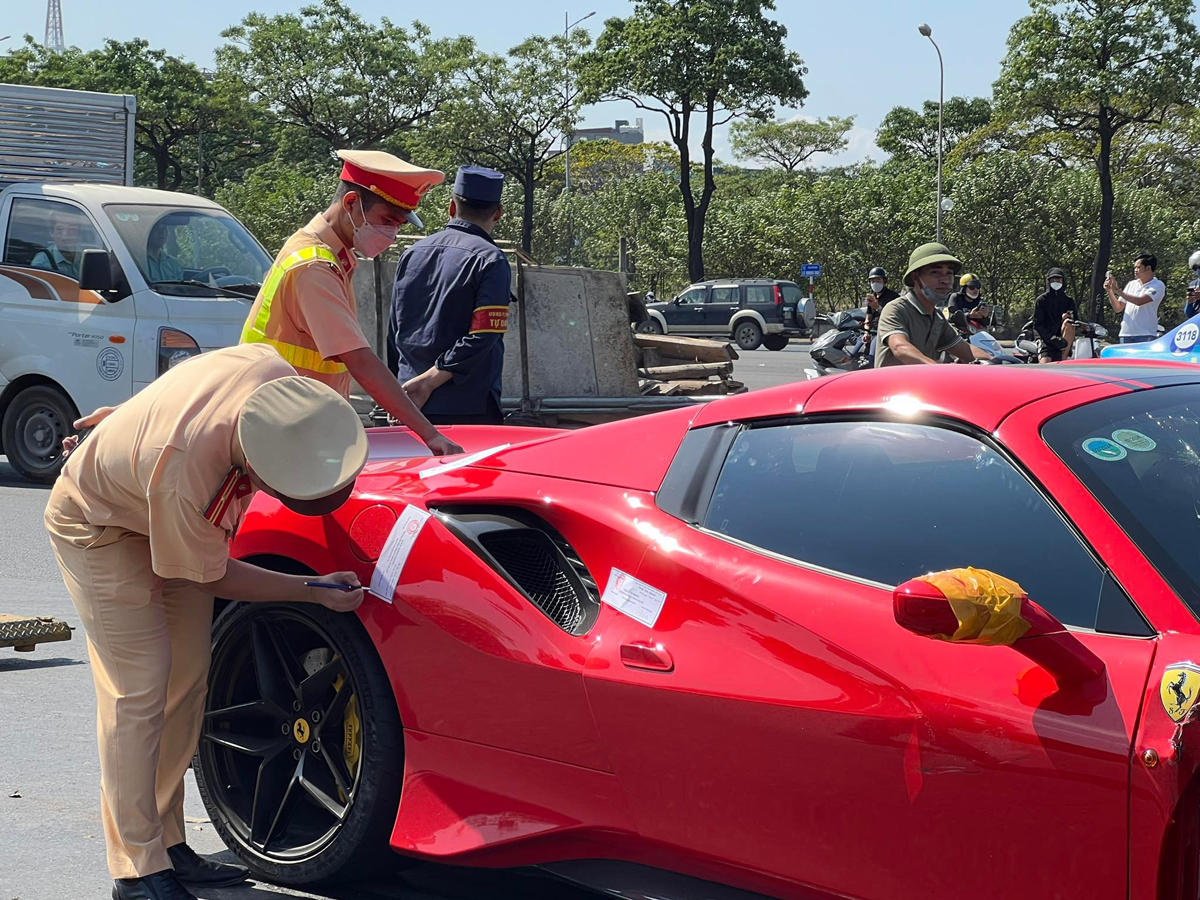 Hiện trường vụ siêu xe Ferrari va chạm với xe máy khiến 1 thiệt mạng - 6