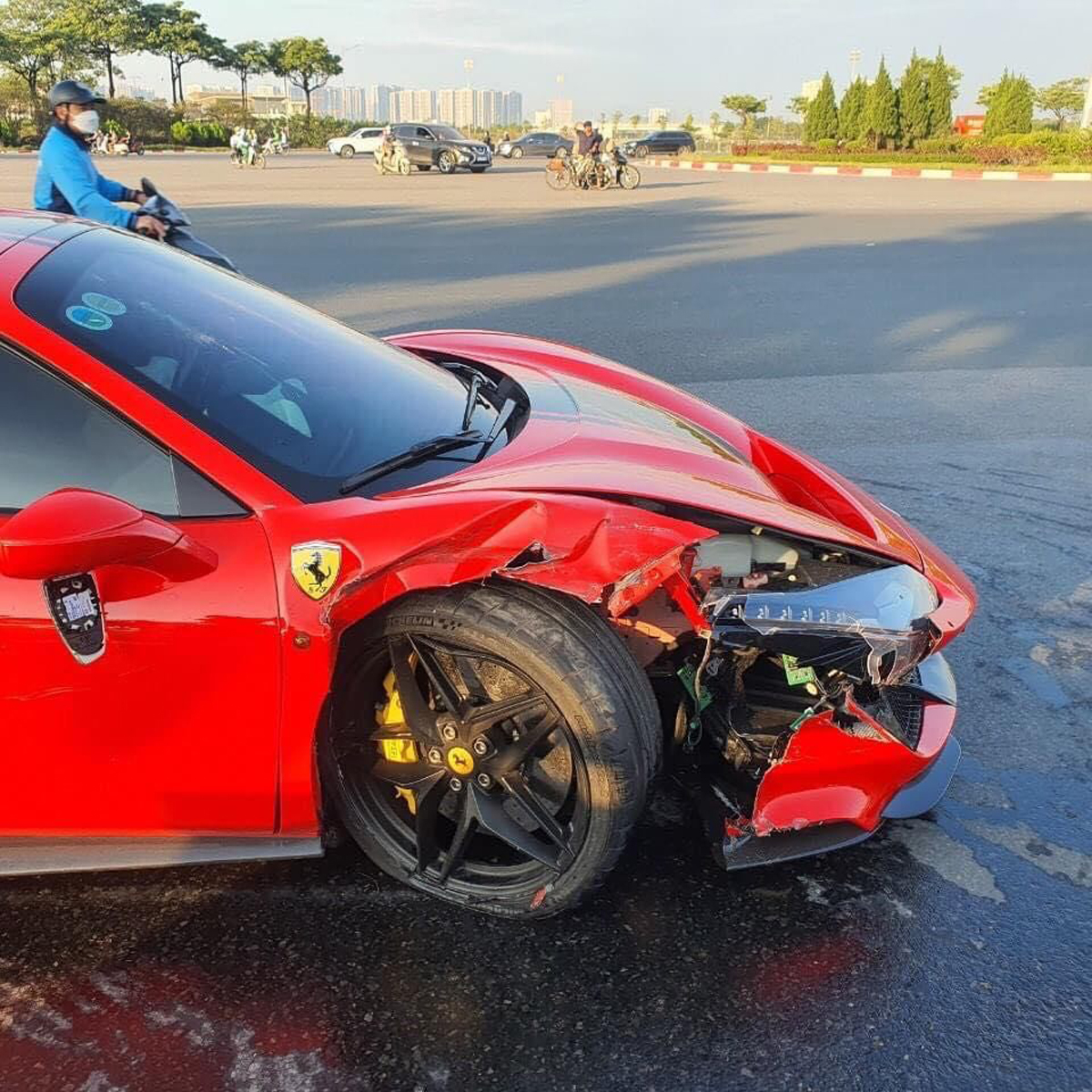 Hiện trường vụ siêu xe Ferrari va chạm với xe máy khiến 1 thiệt mạng - 7