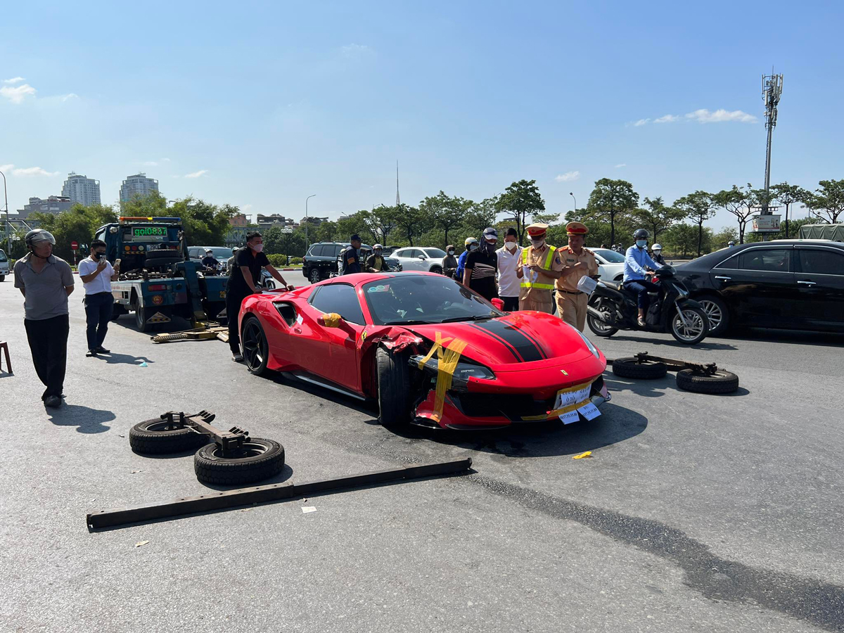 Hiện trường vụ siêu xe Ferrari va chạm với xe máy khiến 1 thiệt mạng - 8