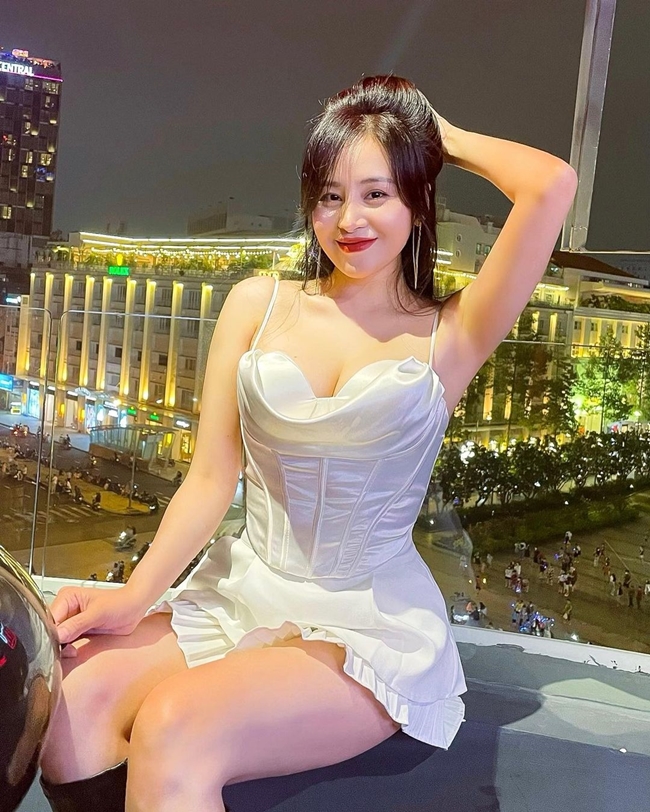 Sau khi nổi tiếng, hot girl Nghệ An&nbsp;lấn sân ca hát, ra MV ca nhạc. Hiện tại, dù tên tuổi không còn &#34;hot&#34; như xưa nhưng Huyền Anh vẫn duy trì được phong độ ổn định. Cô sở hữu fanpage hơn 4 triệu người theo dõi, cuộc sống của chân dài 9X được nhiều người hâm mộ quan tâm.
