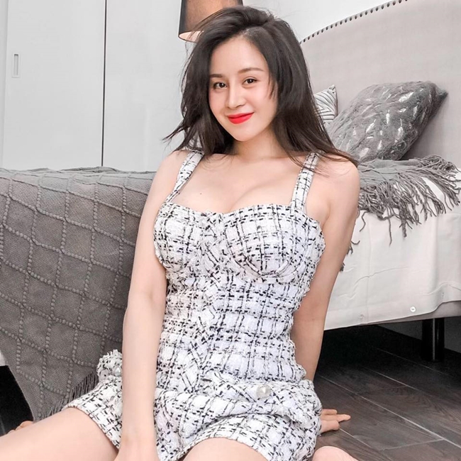 Xuất phát điểm từ một hot girl, Huyền Anh chọn nghệ danh đặc biệt không &#34;đụng hàng&#34; với bất cứ ai: Bà Tưng và nhanh chóng nổi tiếng.&nbsp;
