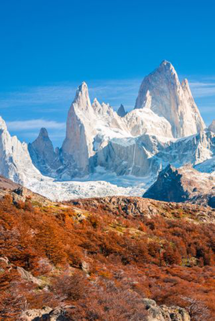 15. Torres Del Paine, Chile nằm giữa những tảng đá phủ đầy tuyết nhô lên sau những tán lá mùa thu, khiến nơi này trở thành một địa điểm đặc biệt độc đáo để ngắm cảnh mùa thu.&nbsp;Nó nằm ngay trên biên giới giữa Chile và Argentina.
