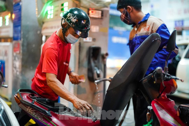 "Trời ơi, xăng mua khó lắm, chưa gì rút vòi ra, chảy một mớ rồi", người đàn ông này tiếc khi nhân viên đổ xăng rút vòi vội vã làm xăng đổ ra ngoài.