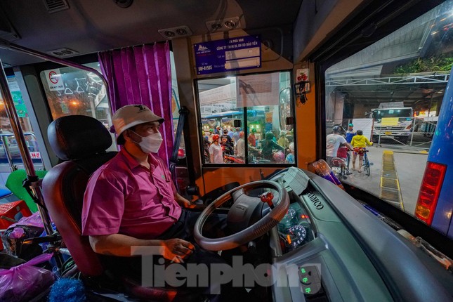 "Xếp hàng hơn 30 phút rồi mà vẫn chưa được chủ cây xăng cho xe vào. Tôi phải tranh thủ về bến nghỉ ngơi, mai 3h sáng là dậy rồi", bác tài xe buýt này cho biết.