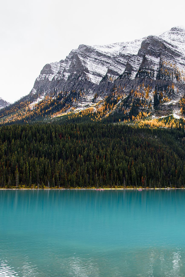 18. Công viên Quốc gia Banff ở Alberta, Canada rực rỡ sắc màu vào mùa thu. Khung cảnh ngoạn mục giữ núi và hồ nước bên trong tạo nên sự tương phản ấn tượng.
