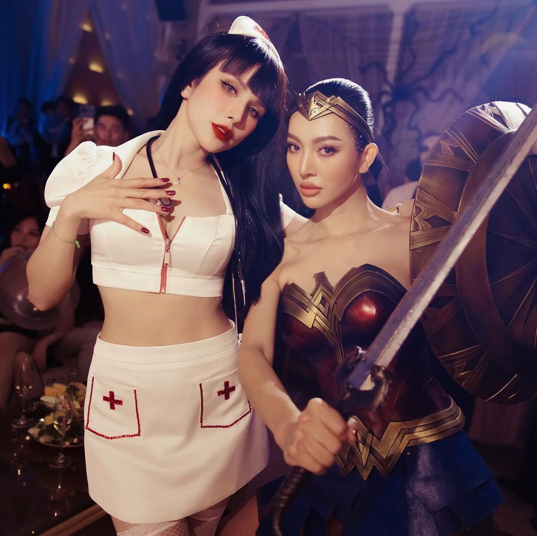 Diệp Lâm Anh hóa trang thành nữ y tá xinh đẹp trong ngày Halloween.