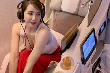 Quỳnh Nga, hot girl gợi cảm xứ Nghệ mặc áo cổ rộng "mênh mông", khoe vòng 1 trên máy bay