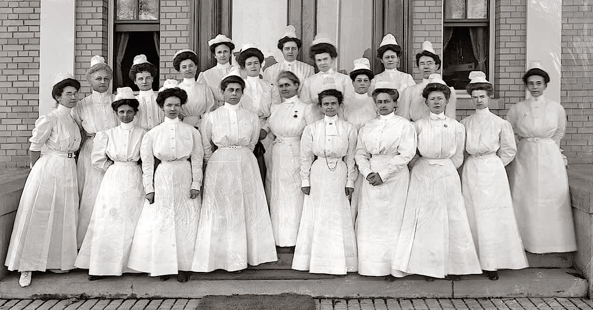 Trang phục y tá ban đầu khá dài với màu trắng chủ đạo.