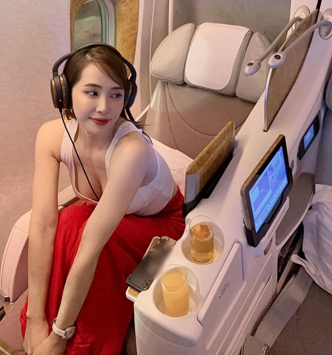 Quỳnh Nga, hot girl gợi cảm xứ Nghệ mặc áo cổ rộng &#34;mênh mông&#34;, khoe vòng 1 trên máy bay - 1