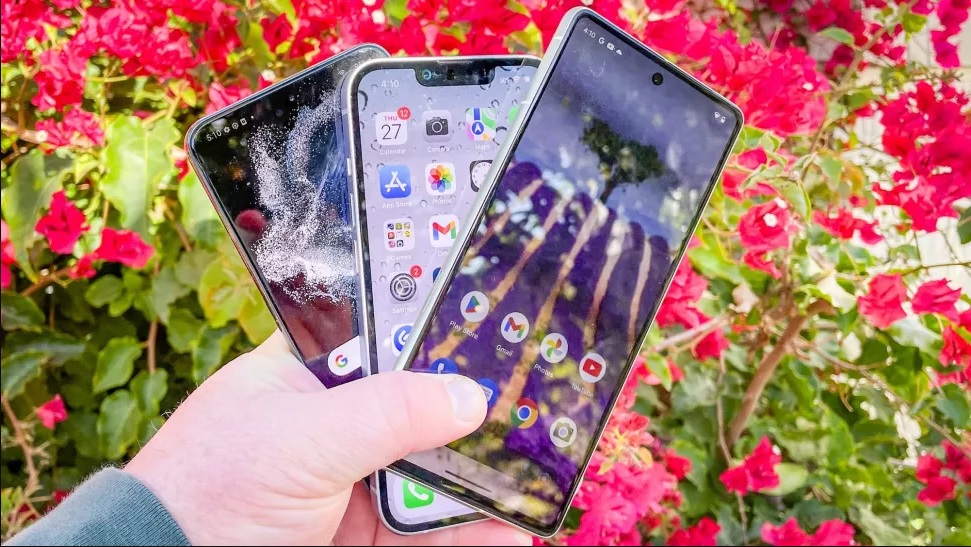 Galaxy S22, iPhone 14 và Pixel 7 (từ trái sang).