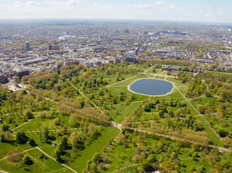 Dinh thự nằm ngay gần cung điện Kensington của hoàng tử William, 68/116 cửa sổ của tòa nhà nhìn ra công viên Hyde Park ở trung tâm London.
