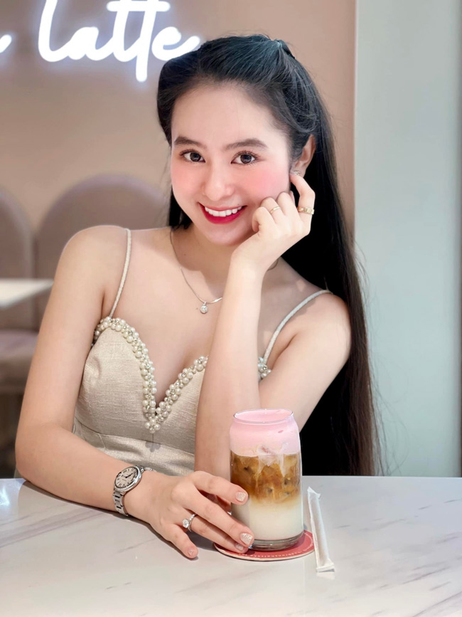 Hot girl Kon Tum thường xuyên đăng tải hình ảnh sang chảnh tại&nbsp;nhà hàng sang trọn, bên cạnh những món đồ hiệu.&nbsp;
