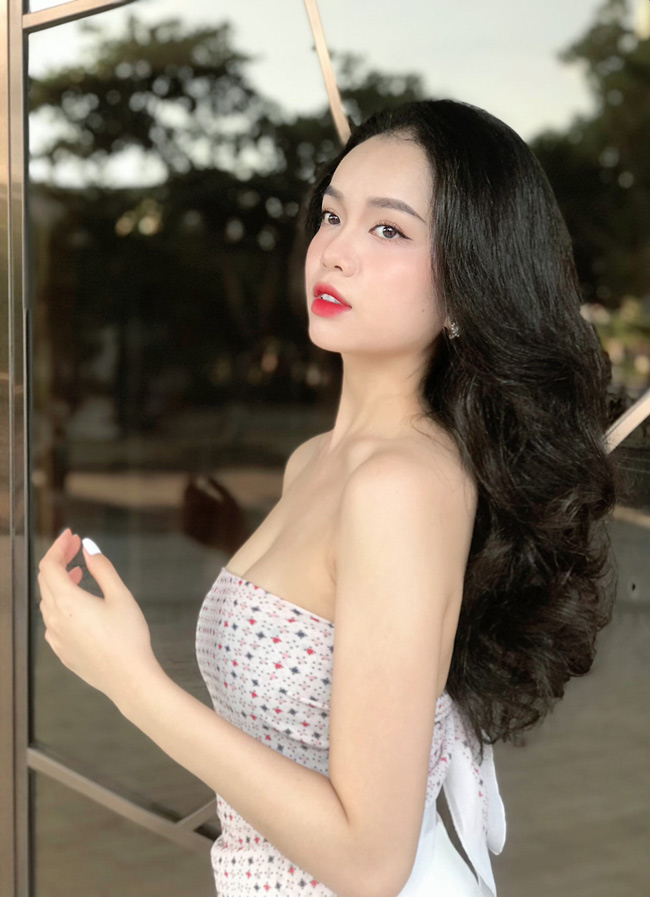 Hot girl Tây Nguyên sở hữu vóc dáng đẹp với chiều cao nổi bật&nbsp;(1m66).&nbsp;
