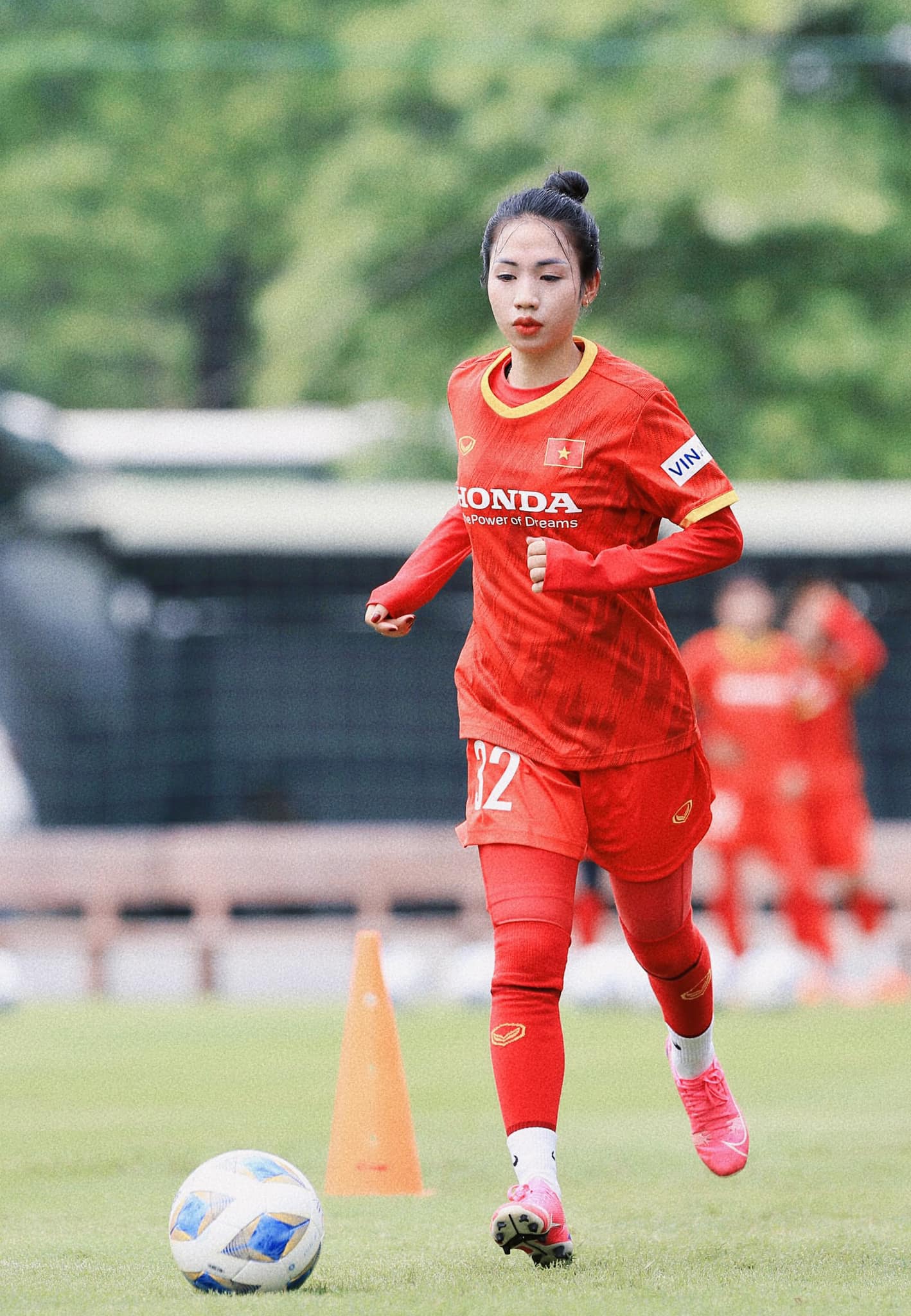 Nữ cầu thủ xinh đẹp Trần Thị Duyên.