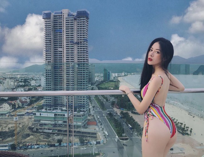Nguyễn Mai Sương (biệt danh Sương Syn) là hot girl nổi tiếng trên mạng xã hội bởi thân hình nóng bỏng, số đo ba vòng lần lượt 85-60-92cm cuốn hút. 
