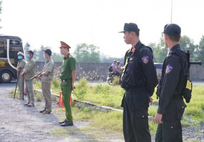 An ninh được thắt chặt để hạn chế đám đông vây xung quanh tòa án