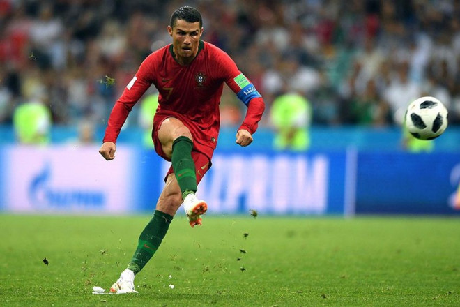 Ronaldo tham dự World Cup cuối trong đời và cả hai có tất cả nhưng chỉ thiếu bộ sưu tập cúp vàng thế giới. Ảnh: GETTY IMAGES