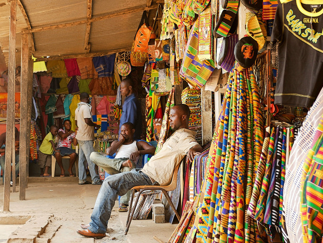 Tại nhiều khu chợ ở Accra, du khách có thể tìm mua những tấm vải có họa tiết bắt mắt, mang tông màu tươi sáng nổi bật. Ảnh: Time Out.