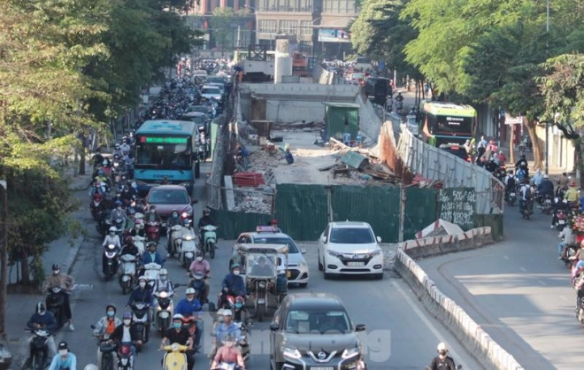 Tuy nhiên, đến nay, đã hơn 1 năm trôi qua, hiện trường cầu vượt Chùa Bộc chỉ là bãi đất trống, vật liệu ngổn ngang được quây rào xung quanh nằm chiếm hơn nửa lòng đường Chùa Bộc - Phạm Ngọc Thạch.