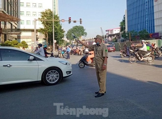 Ngoài CSGT, tại nút giao Chùa Bộc - Phạm Ngọc Thạch còn có sự tham gia của Thanh tra giao thông, Trật tự phường nhưng do lưu lượng xe qua lại lớn, giao thông nhiều thời điểm vẫn ùn tắc kéo dài.