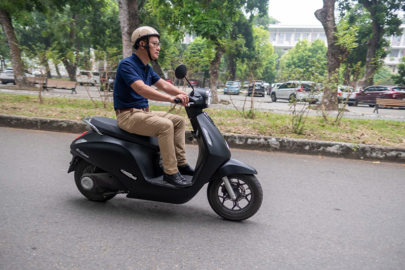 “Với khoảng 20 triệu đồng, tôi chỉ có thể mua cho con gái một chiếc xe tay ga đã qua sử dụng”, anh Hoàng thừa nhận.