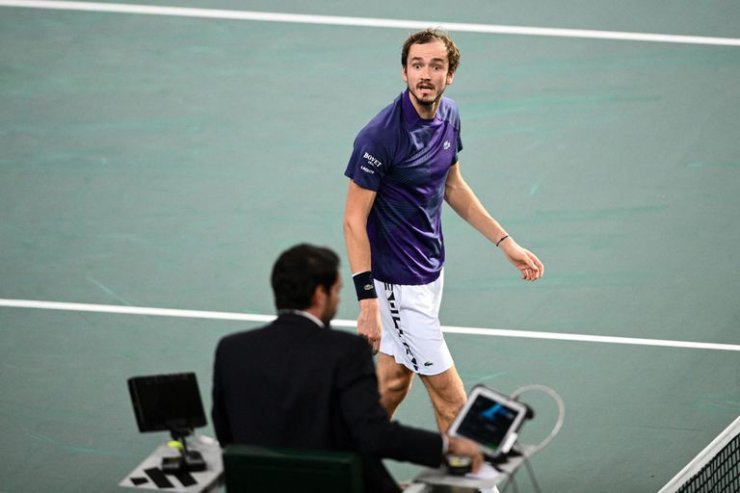 Medvedev sớm chia tay Paris Masters