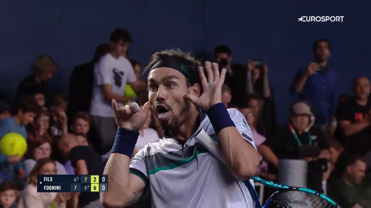 Fabio Fognini ăn mừng đầy phấn khích khi vượt khó để loại đối thủ đàn em Arthur Fils