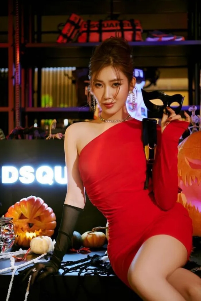 Trong dịp Halloween vừa qua, diễn viên Thúy Ngân xuất hiện trong chiếc váy màu đỏ trễ vai, ôm sát body tôn đường cong cơ thể.
