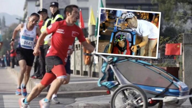 Người bố đưa con trai bại não tham gia hơn 53 giải chạy marathon trong 7 năm. Ảnh: SCMP