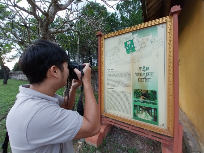 Văn Miếu là tên gọi tắt của Văn Thánh Miếu. Ngôi miếu này thờ đức Khổng Tử - người được hậu thế tôn vinh là Vạn Thế sư biểu (người thầy của muôn đời) và các vị thánh hiền nhằm tôn vinh và khuyến khích Nho học.