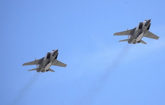 Tiêm kích MiG-31 mang tên lửa siêu thanh Kinzhal. Ảnh: TASS