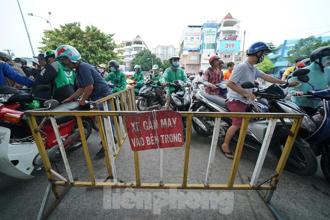 Việc các cây xăng quá tải, phải lập rào chắn cộng với việc vất vả khi phải chờ đợi rồi mua với số lượng hạn chế đã gợi lên nỗi ám ảnh của người dân TPHCM về thời điểm thực hiện giãn cách xã hội vì dịch COVID-19.