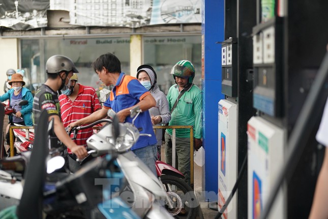 Một cây xăng khác trên đường Lý Thường Kiệt cũng thiết lập "hàng rào phong toả" ngăn cách dòng xe với người mua xăng dự trữ. Đương nhiên, khách hàng mua xăng dự trữ tại cây xăng này cũng được bán số lượng bằng với khách đổ trực tiếp.