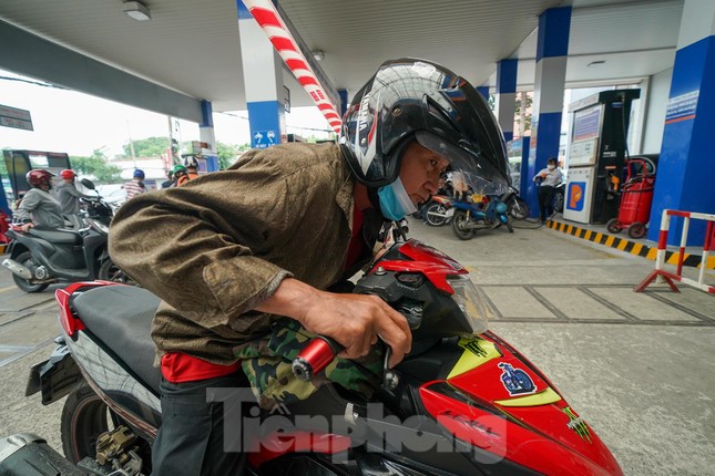 "Trời ơi, đổ có mấy chục ngàn xăng mà khổ quá", người đàn ông này than thở sau khi chờ đổ xăng hơn 30 phút rồi chật vật chui qua dây phong toả để tiếp tục di chuyển.