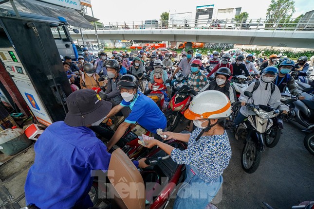 Ngày 1/11, Giám đốc Sở Công Thương TPHCM Bùi Tá Hoàng Vũ cho biết, tình hình cung ứng xăng dầu trên địa bàn hiện còn nhiều khó khăn. Đến 12h ngày 1/11, trên địa bàn thành phố có 108 cửa hàng thiếu xăng, có 4/550 cửa hàng xăng dầu tạm ngưng hoạt động để sửa chữa, trong bối cảnh trung bình một ngày thành phố tiêu thụ 6.880m3 xăng dầu.